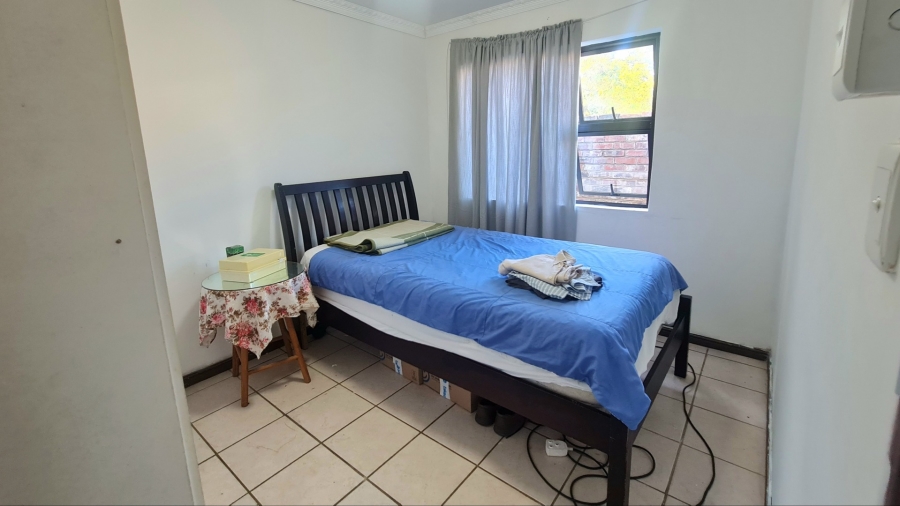 5 Bedroom Property for Sale in Hornlee East Western Cape